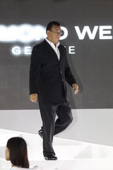 组图：姜文对妻子呵护有加 周韵与男模热聊晾老公