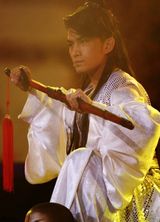 组图：张晓晨李晟穿越秋晚 演绎武侠版“晨晟恋”