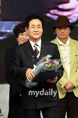 组图：SJ始源与BB太阳获大众文化奖 台上亲热拥抱