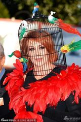 组图：设计师玛瑞恩鸡毛围巾鸟笼抢镜亮相