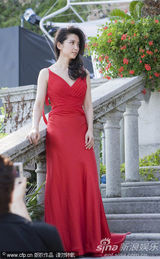 高清图：李冰冰受访换三套 白裙清纯随性红裙妩媚