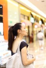 组图：51岁宋佳22岁女儿私房照 继承美貌大眼可爱