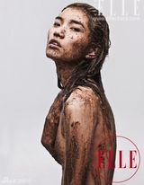 幻灯图：余男环保大片全裸出镜 似婴儿蜷卧母亲腹中