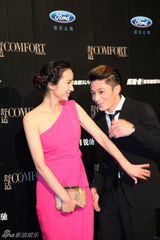 组图：霍建华吕一出席活动 热聊耳语显亲密