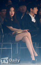 组图：T-ara孝敏等众星看秀 超短裙秀长腿