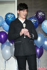 组图：温升豪35岁生日圆歌手梦 唱新歌回馈歌迷