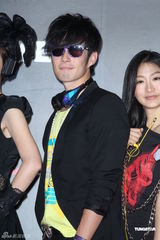 组图：吴建豪戴黑钻耳机压轴走秀 空运礼物表孝心