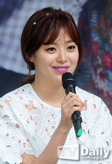 组图：金镇佑携手李英恩亮相《忍无可忍》发布