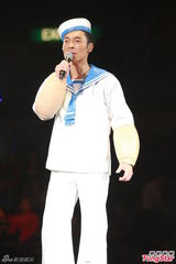 组图：张卫健鸡冠装表情搞怪 热吻巴两金