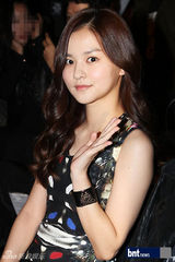 组图：崔允英等靓装出席首尔时装周