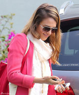 组图：杰西卡-阿尔芭街拍LOOK 撞色搭配抢眼