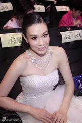 组图：钟丽缇光彩闪耀华鼎奖 拖地长裙雍容华贵