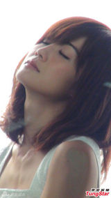 组图：阿Sa(蔡卓妍)着春夏新装登杂志封面展花样年华