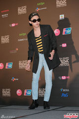 高清图：GD条纹装出席mama记者会 EXO正装帅气