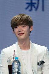 高清图：李钟硕赴沪会粉丝 表情呆萌似王子