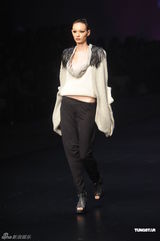 组图：名模庄思敏为时装展走秀 完美展现民族风