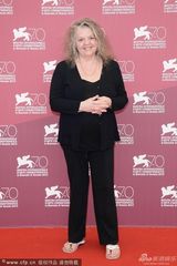 组图：《弗兰克的夏天》发布 导演满脸胡渣亮相