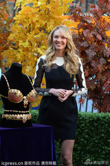 组图:超模坎蒂丝金礼服秀美背翘臀展示天价胸罩