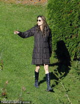 组图：皮特朱莉森林豪宅悠闲度假 带孩子草坪露营