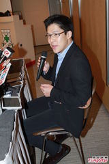 组图：霍启刚发布会感谢媒体 当场派300元红包