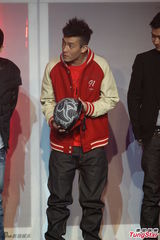 组图：陈冠希亮相上海 问及阿娇怒瞪记者