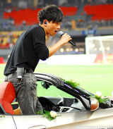 高清组图：周笔畅张杰脚“踏”敞篷宝马车献唱