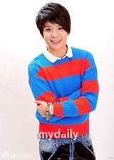 组图：f(x)Amber条纹装俏丽写真 短发表情搞怪