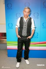 幻灯图集：陈豪新剧玩摇滚打泰拳 佘诗曼剪短发