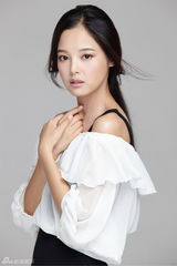 组图：辛芷蕾秋日写真露香肩 吊带短裙优雅性感