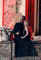 组图：艾薇儿法国城堡办婚礼 黑婚纱与丈夫激吻