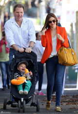 组图：米兰达-可儿现身悉尼 带儿子散步