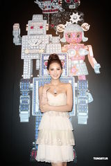 周杰伦绯闻女友秀性感酥胸 娇羞回应恋情(组图)