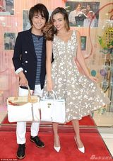 组图：米兰达深V性感与日男星亲密合影不停甜笑