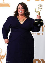 组图：艾美奖后台 梅丽莎-麦卡西开心亲吻奖杯