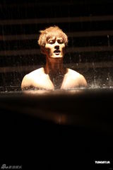 组图：吴克群个唱湿身秀腹肌 和女模互摸掀高潮