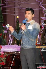 组图：郭富城享受秀肌肉 单身圣诞节与妈妈度过