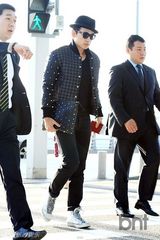 组图：Rain赴新加坡亮相机场 礼帽铆钉装帅气