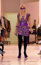 幻灯图集：帕丽斯-希尔顿身穿紫花连衣裙购物