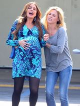 组图：《摩登家庭》片场 蓝裙索菲亚大肚仍美