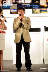 组图：成龙闪电现身上海 不接受采访避谈小龙女