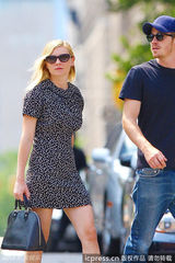组图：邓斯特与男友享午后时光 印花紧身裙闪亮迷人