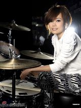 高清组图：容祖儿新碟写真 尝试玩乐队练打鼓