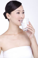 幻灯图：翁虹裸妆展露美丽肌肤 大方透露美容秘宝