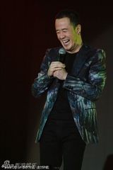 组图：葛优曲婉婷开心热聊 挠头捂嘴表情逗趣