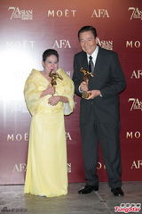 组图：亚洲电影大奖影帝影后捧奖杯合影