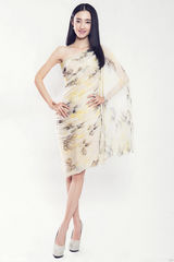 组图：王丽坤登新年封面小露香肩清逸淡雅