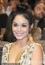 组图：玉女凡妮莎深V及腰 和小男友如胶似漆