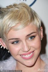 组图：麦莉格莱美派对清新风 收敛性感变俏皮