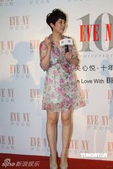 组图：海清着粉嫩碎花裙代言 照顾同台人脱鞋露脚