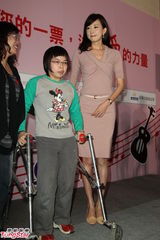 组图：林志玲粉裙露美腿知性做公益